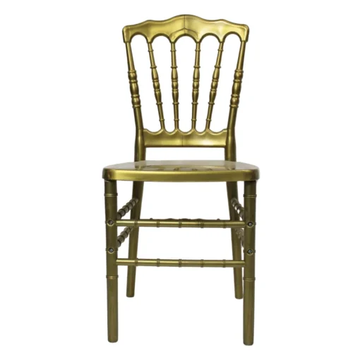 Sillas de polipropileno color dorado, apilable, adecuada para exteriores.