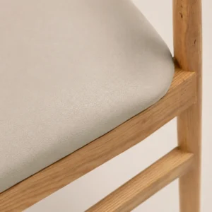 Silla Praga de madera de pino, detalle asiento tapizado.