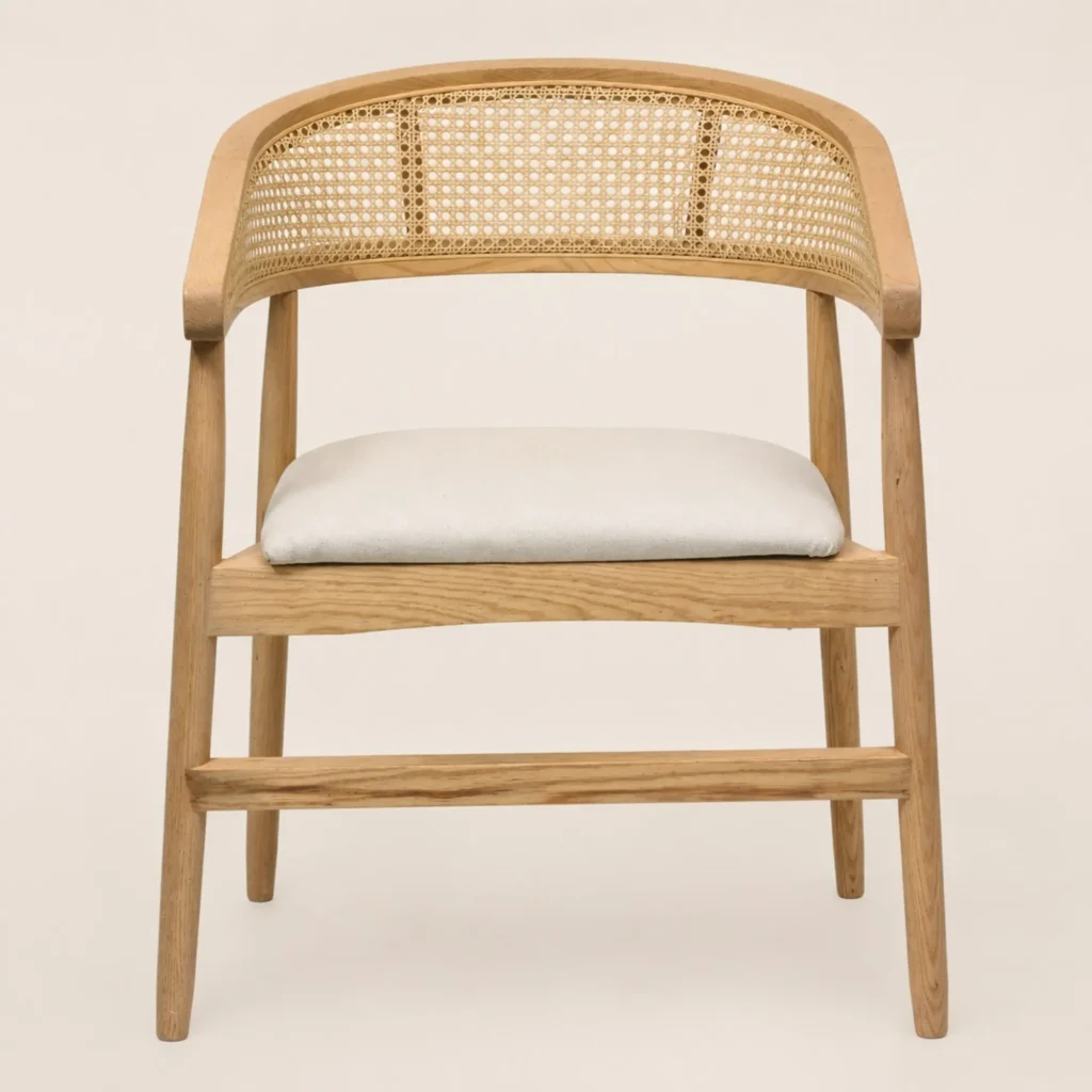 Silla Praga de madera de pino con respaldo semicircular de bejuco y asiento tapizado.