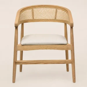 Silla Praga de madera de pino con respaldo semicircular de bejuco y asiento tapizado.