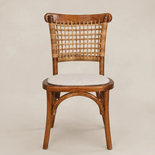 Silla Tejeda de madera de pino con respaldo de ratán sintético y asiento tapizado, apilable.