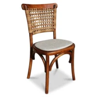 Silla Tejeda de madera de pino con respaldo de ratán sintético y asiento tapizado, apilable.