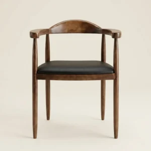 Silla Wegner de madera de pino con asiento tapizado en vinipiel. Ideal para eventos y el sector Horeca.