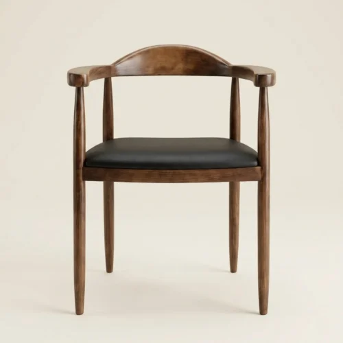 Silla Wegner de madera de pino con asiento tapizado en vinipiel. Ideal para eventos y el sector Horeca.