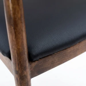 Silla Wegner de madera de pino con asiento tapizado en vinipiel. Ideal para eventos y el sector Horeca.