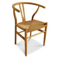 Silla Wishbone de madera de pino, con asiento tejido con celulosa natural.