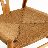 Silla Wishbone de madera de pino, detalle del asiento tejido en celulosa.