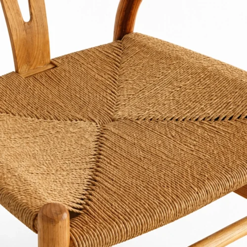 Silla Wishbone de madera de pino, detalle del asiento tejido en celulosa.