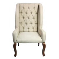 Sillón Farfalla 01 de madera de pino, respaldo capitoneado, asiento tapizado en color beige. No apilable, adecuada para interior.
