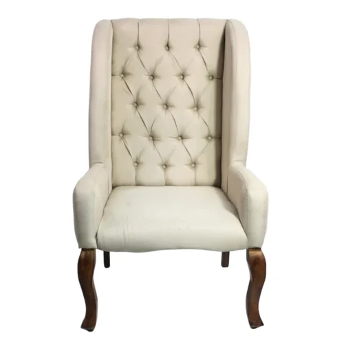 Sillón Farfalla 01 de madera de pino, respaldo capitoneado, asiento tapizado en color beige. No apilable, adecuada para interior.