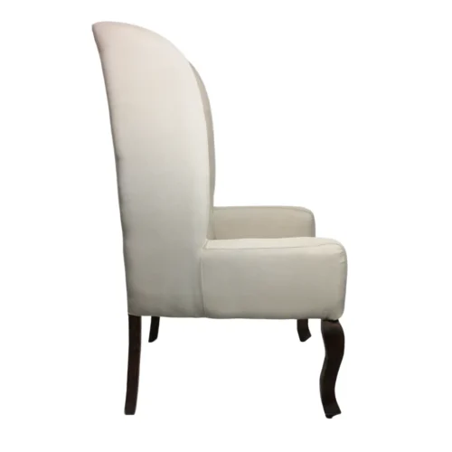 Silla Farfalla de madera de pino, respaldo capitoneado, asiento tapizado en color beige. No apilable, adecuada para interior.