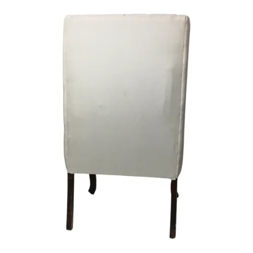Silla Farfalla de madera de pino, respaldo capitoneado, asiento tapizado en color beige. No apilable, adecuada para interior.