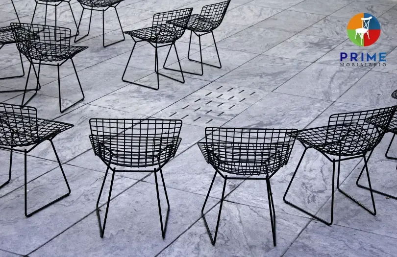 Sillas metálicas para restaurantes, mobiliario metálico para eventos, sillas de metal elegantes, decoración de restaurantes con sillas metálicas.