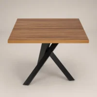 Mesa Antares, con cubierta de melanina y base metálica. Ideal para interiores.