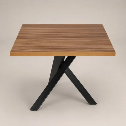 Mesa Antares, con cubierta de melanina y base metálica. Ideal para interiores.