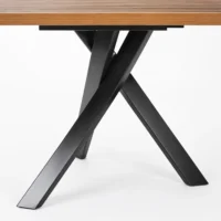 Mesa Antares, con cubierta de melanina y base metálica. Ideal para interiores.
