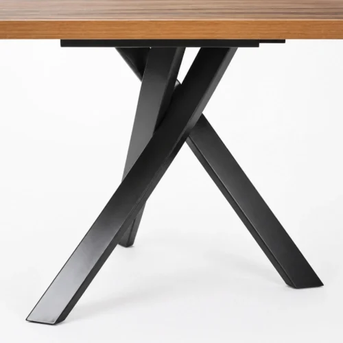 Mesa Antares, con cubierta de melanina y base metálica. Ideal para interiores.