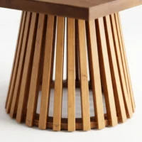 Mesa Bali para eventos, ideal para interior, con cubierta cuadrada de triplay de pino.