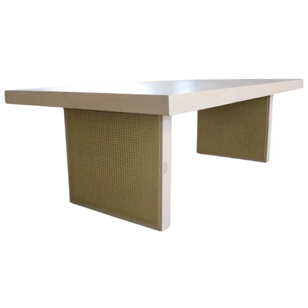 Mesa Cabo Bejuco para eventos, ideal para interior, con cubierta de triplay de pino y bejuco sintético.