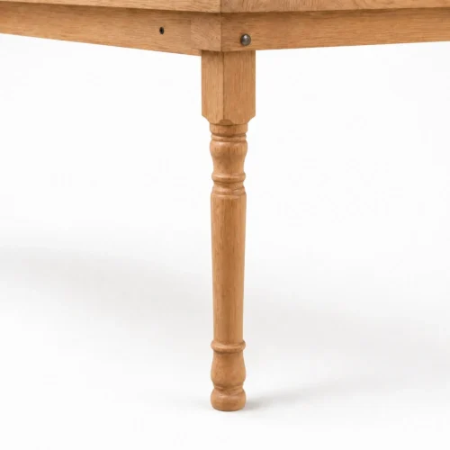 Mesa para eventos Carlota, de madera de pino rectangular. Detalle de las patas.