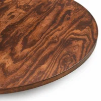 Mesa para eventos Carlota, de madera de pino redonda. Detalle de la cubierta.