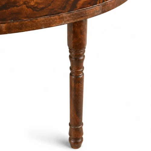 Mesa para eventos Carlota, de madera de pino redonda. Detalle de las patas.