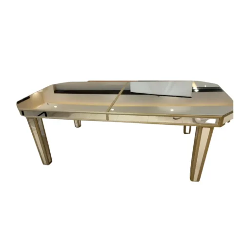 Mesa Emperador 03 con patas y cubierta de espejos. Ideal para eventos elegantes en interiores.
