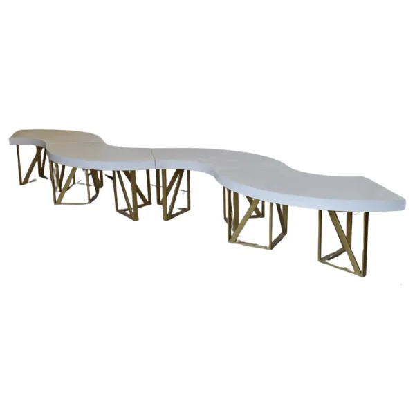 Mesa Serpentina o Dona 01 para eventos, ideal para interior, con cubierta triplay de pino.