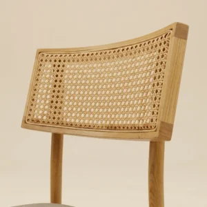 Silla Candy de madera de pino, detalle respaldo rectangular de bejuco