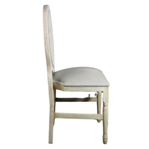 Silla Carlota, fabricada a base de madera de pino, con respaldo y asiento tapizado con relleno de esponja de 1 y 5 cm respectivamente. Ideal para interiores. Apilable.