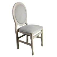 Silla Carlota, fabricada a base de madera de pino, con respaldo y asiento tapizado con relleno de esponja de 1 y 5 cm respectivamente. Ideal para interiores. Apilable.