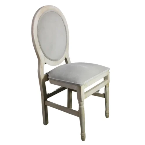 Silla Carlota, fabricada a base de madera de pino, con respaldo y asiento tapizado con relleno de esponja de 1 y 5 cm respectivamente. Ideal para interiores. Apilable.