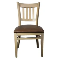 Silla Catalea, fabricada a base de madera de pino, con respaldo de madera de pino y asiento tapizado. Ideal para interiores. No apilable.