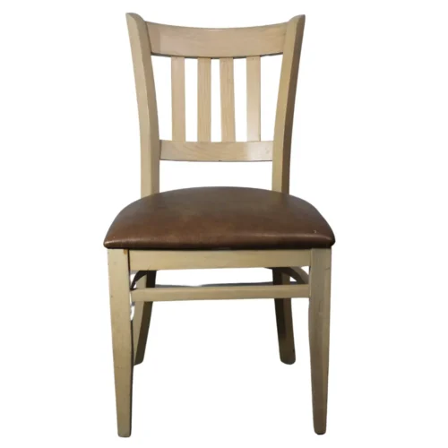 Silla Catalea, fabricada a base de madera de pino, con respaldo de madera de pino y asiento tapizado. Ideal para interiores. No apilable.