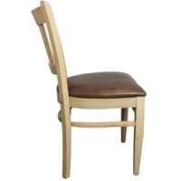 Silla Catalea, fabricada a base de madera de pino, con respaldo de madera de pino y asiento tapizado. Ideal para interiores. No apilable.