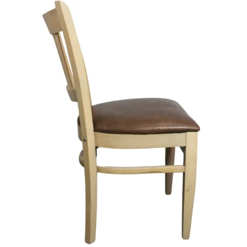 Silla Catalea, fabricada a base de madera de pino, con respaldo de madera de pino y asiento tapizado. Ideal para interiores. No apilable.