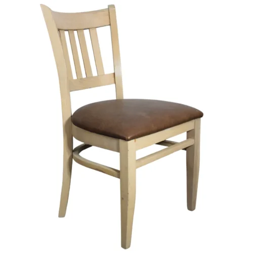 Silla Catalea, fabricada a base de madera de pino, con respaldo de madera de pino y asiento tapizado. Ideal para interiores. No apilable.
