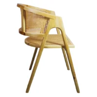 Silla Jade, fabricada a base de madera de pino, con el respaldo y asiento tejido de bejuco sintético. Ideal para interiores. No apilable.