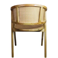 Silla Jade, fabricada a base de madera de pino, con el respaldo y asiento tejido de bejuco sintético. Ideal para interiores. No apilable.