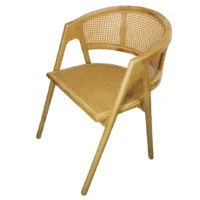 Silla Jade, fabricada a base de madera de pino, con el respaldo y asiento tejido de bejuco sintético. Ideal para interiores. No apilable.