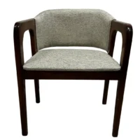 Silla Victoria, fabricada a base de madera de pino, con respaldo y asiento tapizado con relleno de esponja de 3 y 5 cm respectivamente. Ideal para interiores. No apilable.
