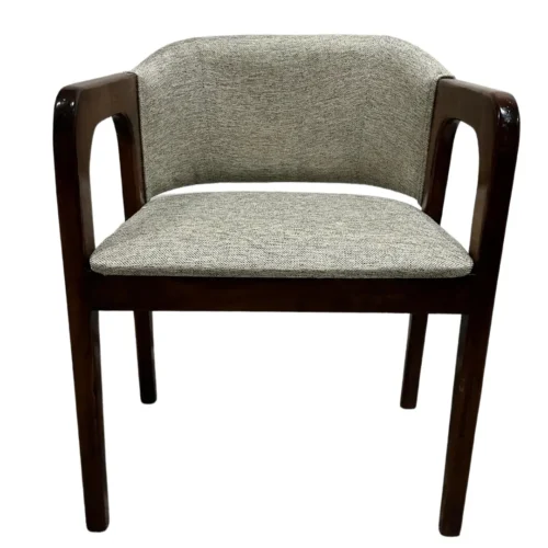 Silla Victoria, fabricada a base de madera de pino, con respaldo y asiento tapizado con relleno de esponja de 3 y 5 cm respectivamente. Ideal para interiores. No apilable.