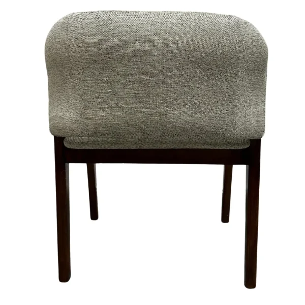 Silla Victoria, fabricada a base de madera de pino, con respaldo y asiento tapizado con relleno de esponja de 3 y 5 cm respectivamente. Ideal para interiores. No apilable.