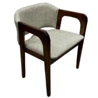 Silla Victoria, fabricada a base de madera de pino, con respaldo y asiento tapizado con relleno de esponja de 3 y 5 cm respectivamente. Ideal para interiores. No apilable.