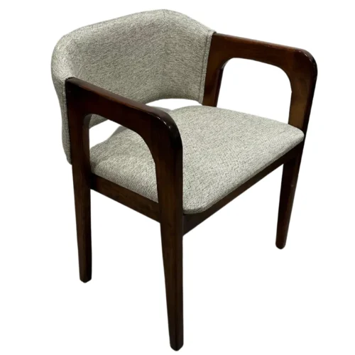 Silla Victoria, fabricada a base de madera de pino, con respaldo y asiento tapizado con relleno de esponja de 3 y 5 cm respectivamente. Ideal para interiores. No apilable.