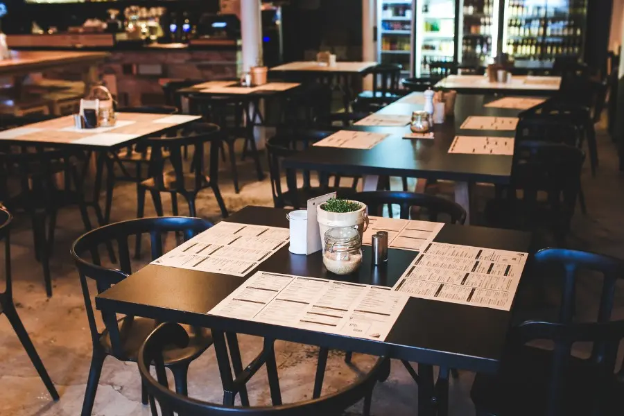 Mobiliario para restaurantes: mesas, sillas y bancos. Venta la por mayor con precios de fábrica para todo México.