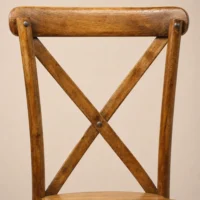 Silla Crossback de madera de pino, detalle respaldo.