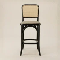 Banco para barra Frida de madera de pino con respaldo en bejuco y asiento tapizado. Ideal para el sector horeca.