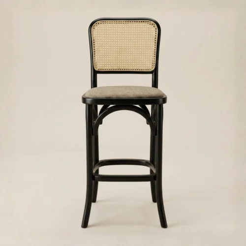 Banco para barra Frida de madera de pino con respaldo en bejuco y asiento tapizado. Ideal para el sector horeca.