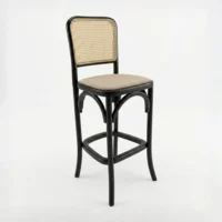Banco para barra Frida de madera de pino con respaldo en bejuco y asiento tapizado. Ideal para el sector horeca.